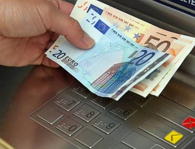 Capital Controls: Από τις 2.300 στις 5.000 ευρώ το όριο αναλήψεων - Από πότε ισχύει